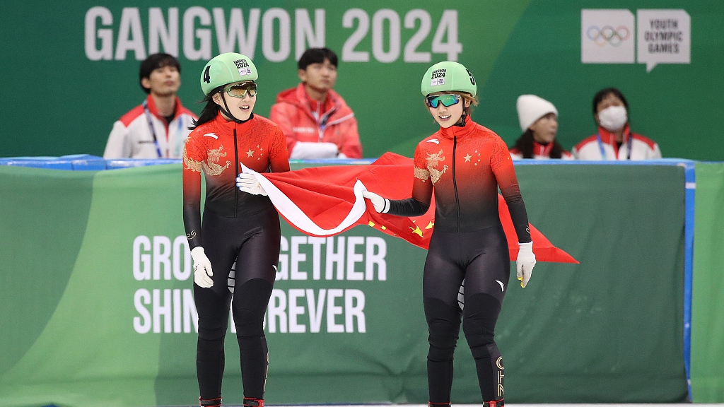 China's Yang Jingru (R) and teammate Li Jinzi celebrate after the women's 1500m final of the Winter Youth Olympic Games at Gangneung Ice Arena in Gangneung, South Korea, January 20, 2024. /CFP