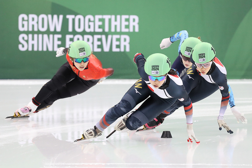 Yang Jingru (L) of China during the women's 1500m final of the Winter Youth Olympic Games at Gangneung Ice Arena in Gangneung, South Korea, January 20, 2024. /CFP