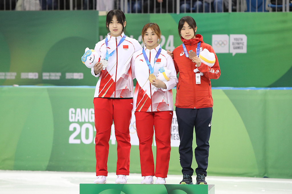 China's Li Jinzi, Yang Jingru and Nonomi Inoue of Japan (L-R) during the victory ceremony for the women's 1500m final of the Winter Youth Olympic Games at Gangneung Ice Arena in Gangneung, South Korea, January 20, 2024. /CFP