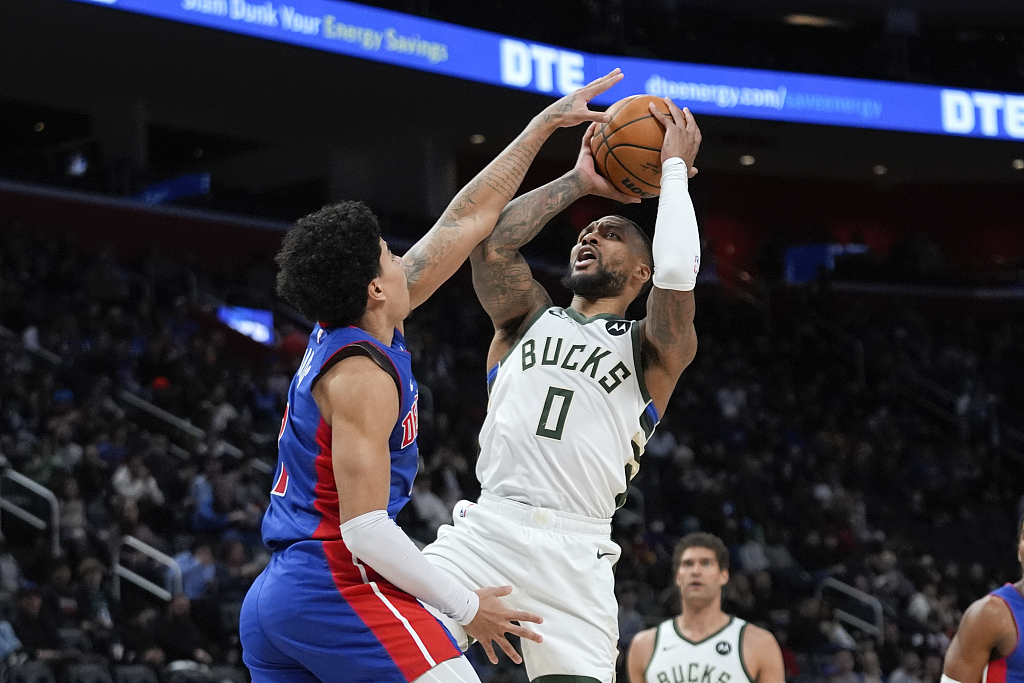 Damian Lillard (#0) of ther Milwaukee Bucks shoots in the game against the Detroit Pistons at Little Caesars Arena in Detroit, Michigan, January 20, 2024. /CFP