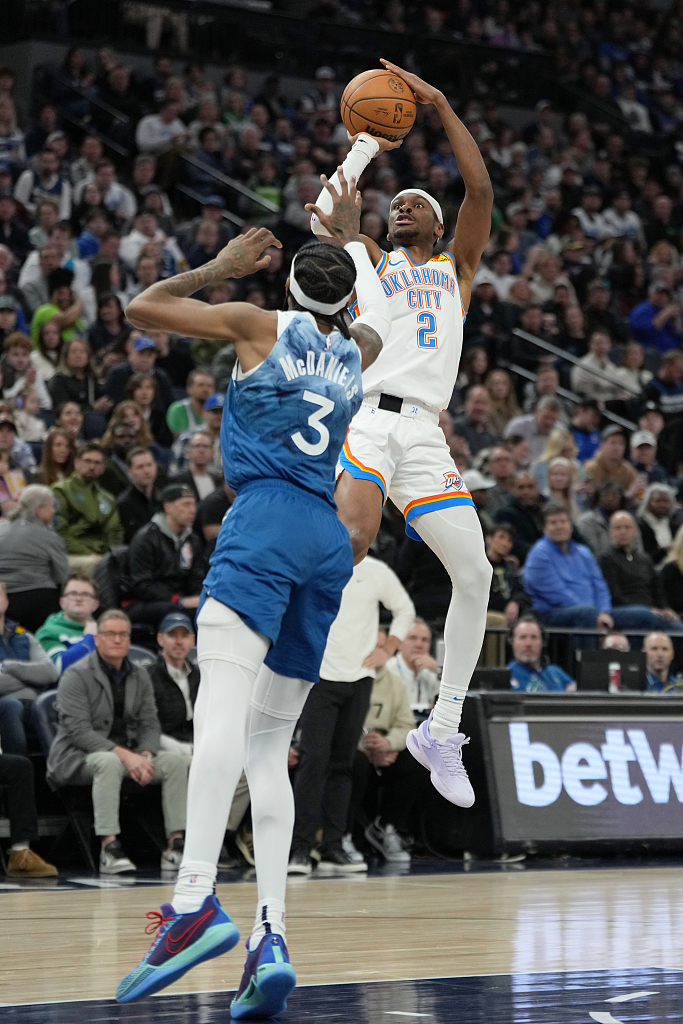 Shai Gilgeous-Alexander (#2) of the Oklahoma City Thunder shoots in the game against the Minnesota Timberwolves at the Target Center in Minneapolis, Minnesota, January 20, 2024. /CFP