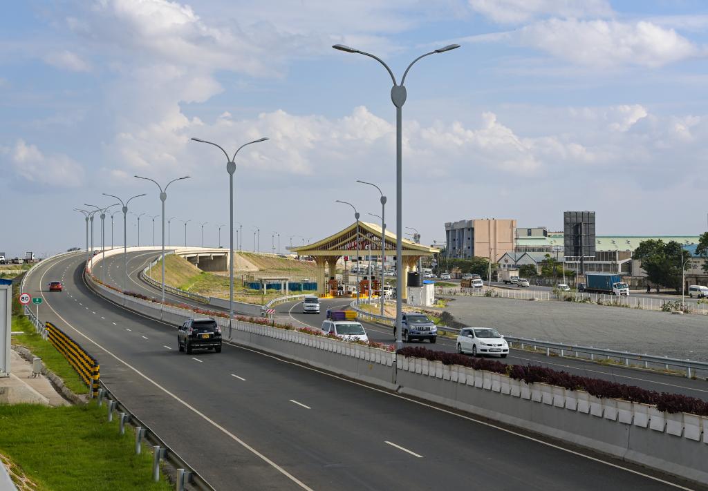 Vehicles drive on the Nairobi Expressway built by China Road and Bridge Corporation in Nairobi, Kenya. /Xinhua