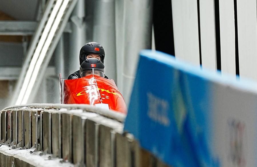 Huai Mingming (front) and Wang Xuan of China competes during the bobsleigh two-woman heat at the Beijing 2022 Winter Olympics at the National Sliding Centre in Yanqing District, Beijing, China, February 19, 2022. /Xinhua