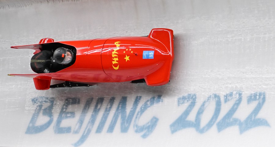 Du Jiani and Ying Qing of China compete during the bobsleigh two-woman heat at the Beijing 2022 Winter Olympics at the National Sliding Centre in Yanqing District, Beijing, China, February 19, 2022. /Xinhua