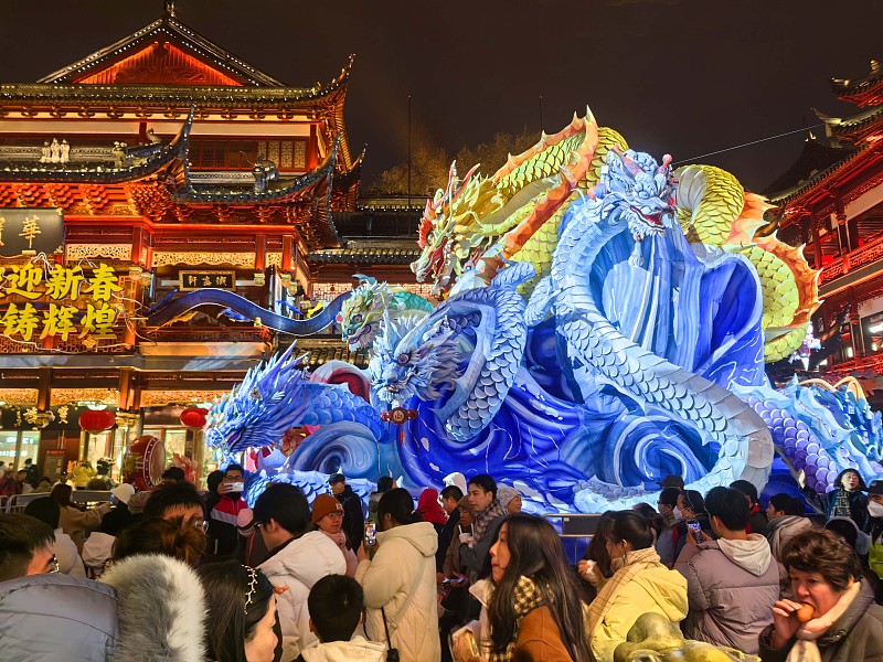 Visitors flock to Yuyuan Garden for a sneak preview of the annual lantern fair in Shanghai, January 20, 2024. /CFP