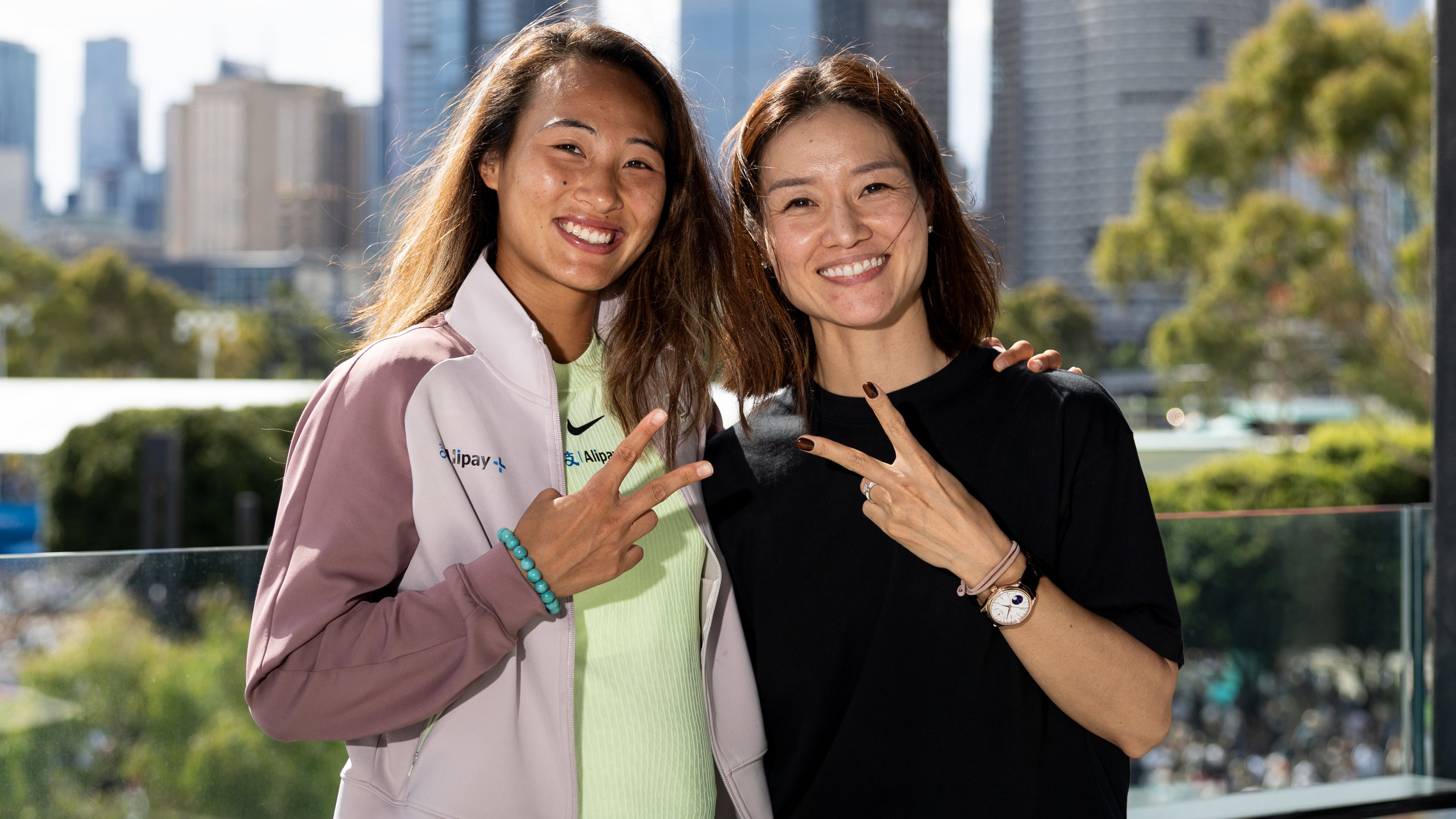 China's Zheng Qinwen (L) poses with former Australian Open champion Li Na after her victory against compatriot Wang Yafan at the Australian Open in Melbourne, Australia, January 20, 2024. /CFP