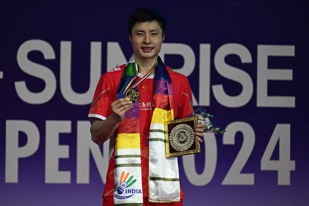 China's Shi Yuqi poses with a trophy after winning the men's singles final of the India Open at IG Stadium in New Delhi, India, January 21, 2024. /CFP