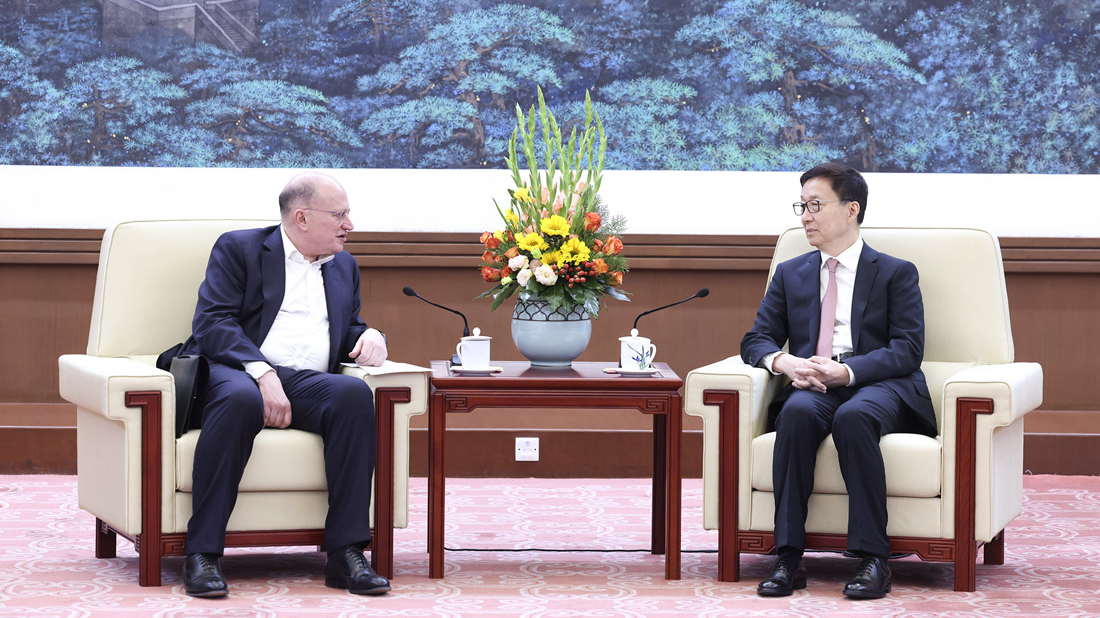 Chinese Vice President Han Zheng (R) meets with HSBC Group Chairman Mark Tucker in Beijing, China, January 22, 2024. /Xinhua