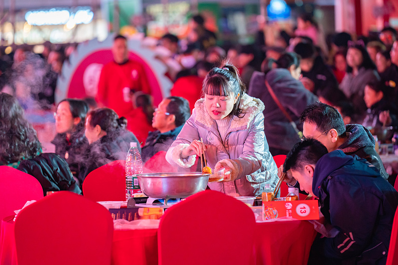 Residents enjoy eating together at a hotpot festival in southwest China's Chongqing Municipality, January 20, 2024. /CFP