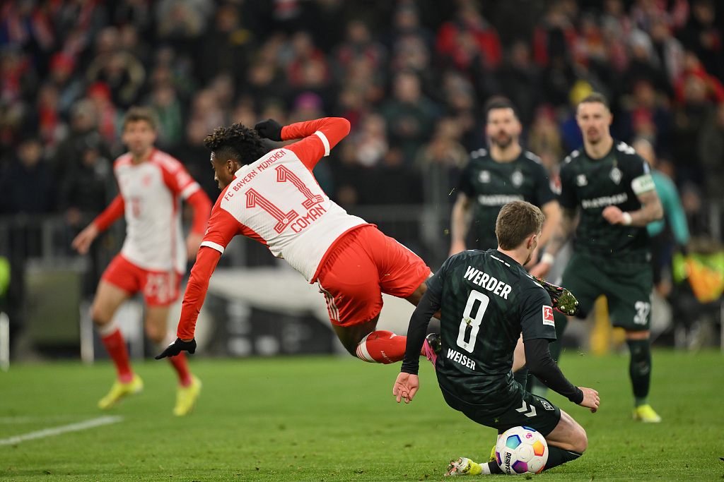 Mitchell Weiser (#8) of Werder Bremen challenges Kingsley Coman of Bayern for the ball during their clash at Allianz Arena in Munich, Germany, January 21, 2024. /CFP