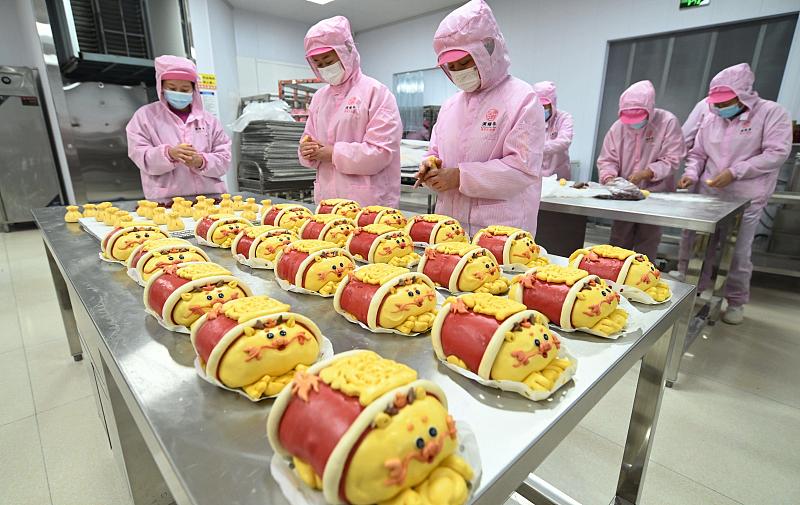 Workers are busy making huabobo to cater to market demand ahead of the Chinese New Year in Shandong Province, January 20, 2024. /CFP