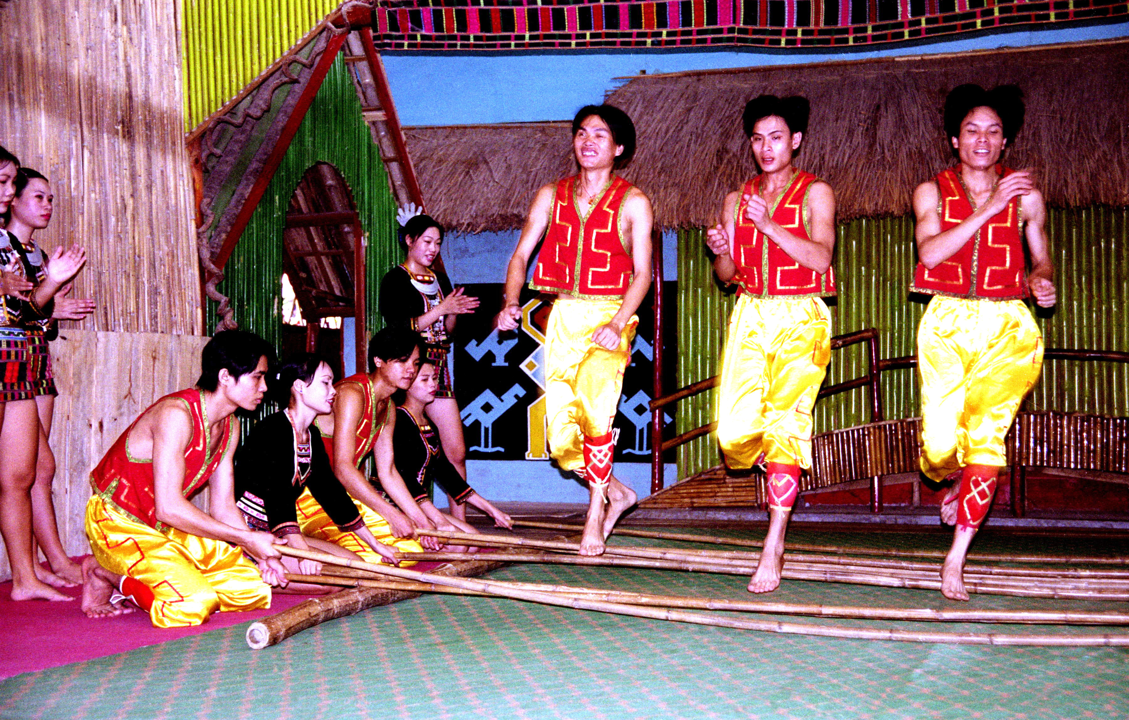 A file photo shows people from the Li ethnic group performing a Bamboo Dance in Hainan Province. /IC