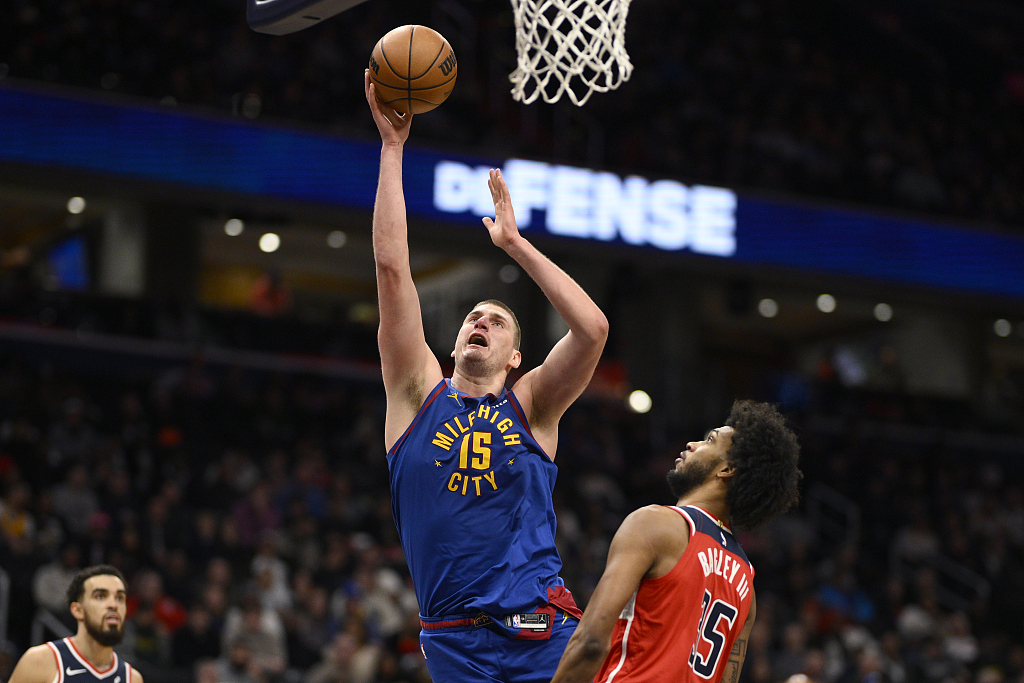 Nikola Jokic (#15) of the Denver Nuggets shoots in the game against the Washington Wizards at Capital One Arena in Washington, D.C., January 21, 2024. /CFP