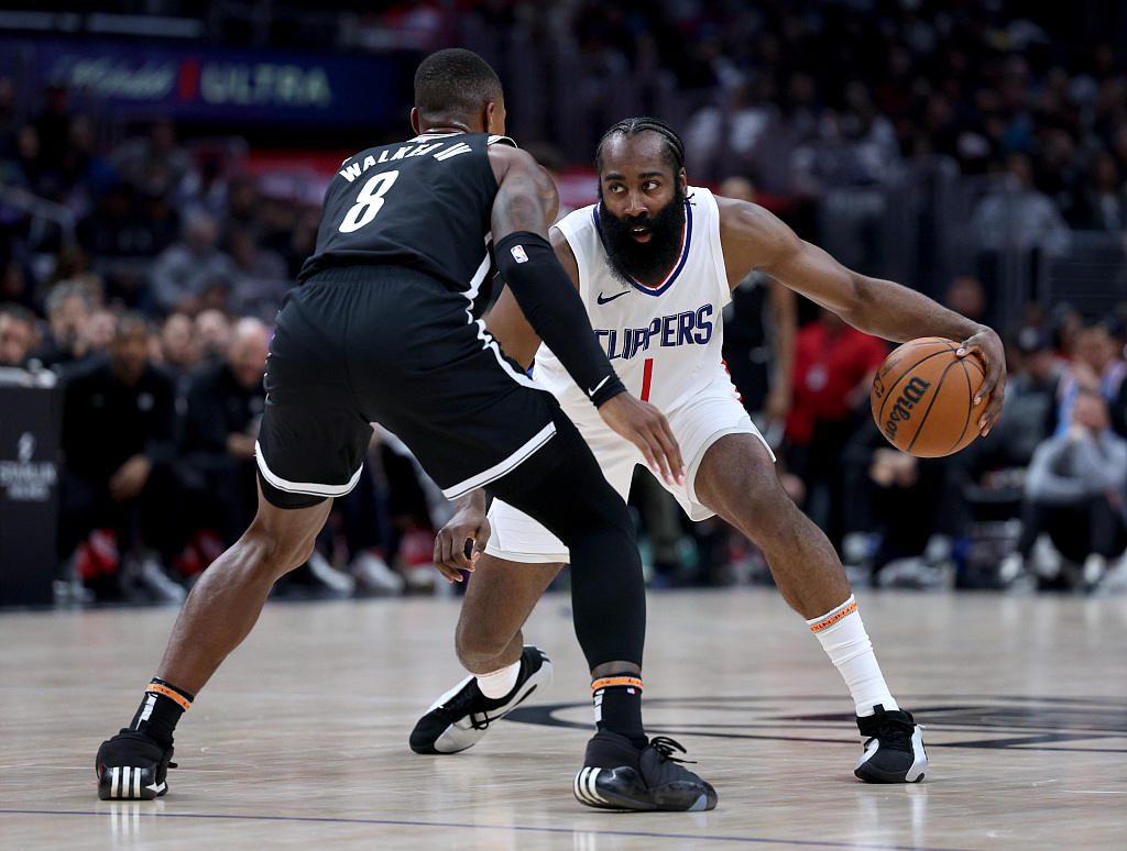 James Harden (#1) of the Los Angeles Clippers dribbles in the game against the Brooklyn Nets at Crypto.com Arena in Los Angeles, California, January 21, 2024. /CFP