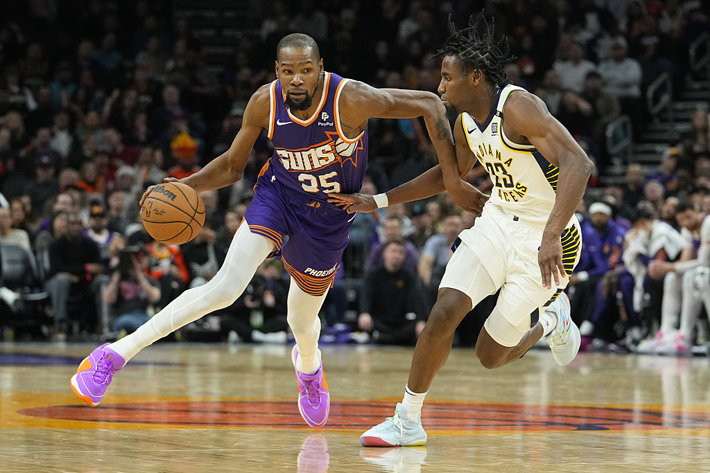 Kevin Durant (L) of the Phoenix Suns penetrates in the game against the Indiana Pacers at Footprint Center in Phoenix, Arizona, Janaury 21, 2024. /CFP