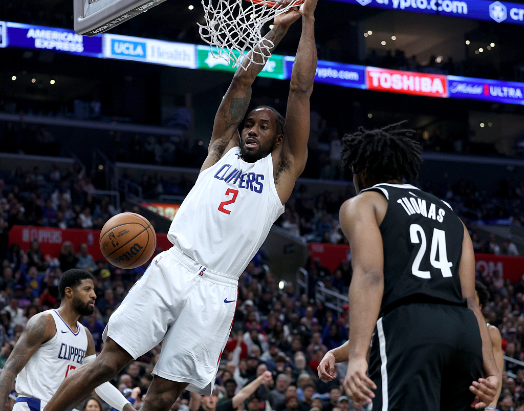 Kawhi Leonard (#2) of the Los Angeles Clippers dunks in the game against the Brooklyn Nets at Crypto.com Arena in Los Angeles, California, January 21, 2024. /CFP