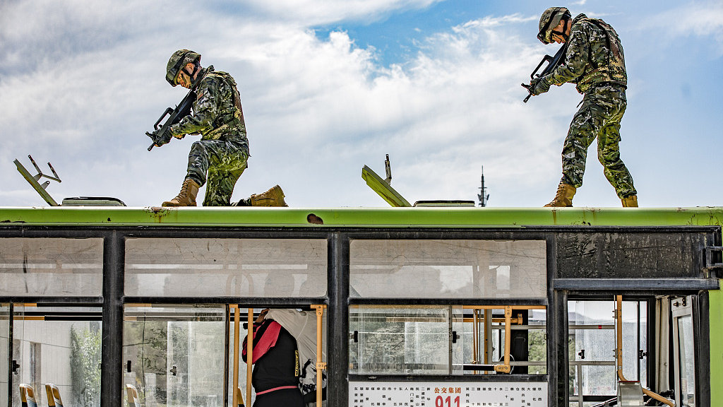 Armed police conduct an anti-terrorism combat drill against the background of bus hijacking in Urumqi, northwest China's Xinjiang Uygur Autonomous Region, July 25, 2022. /CFP