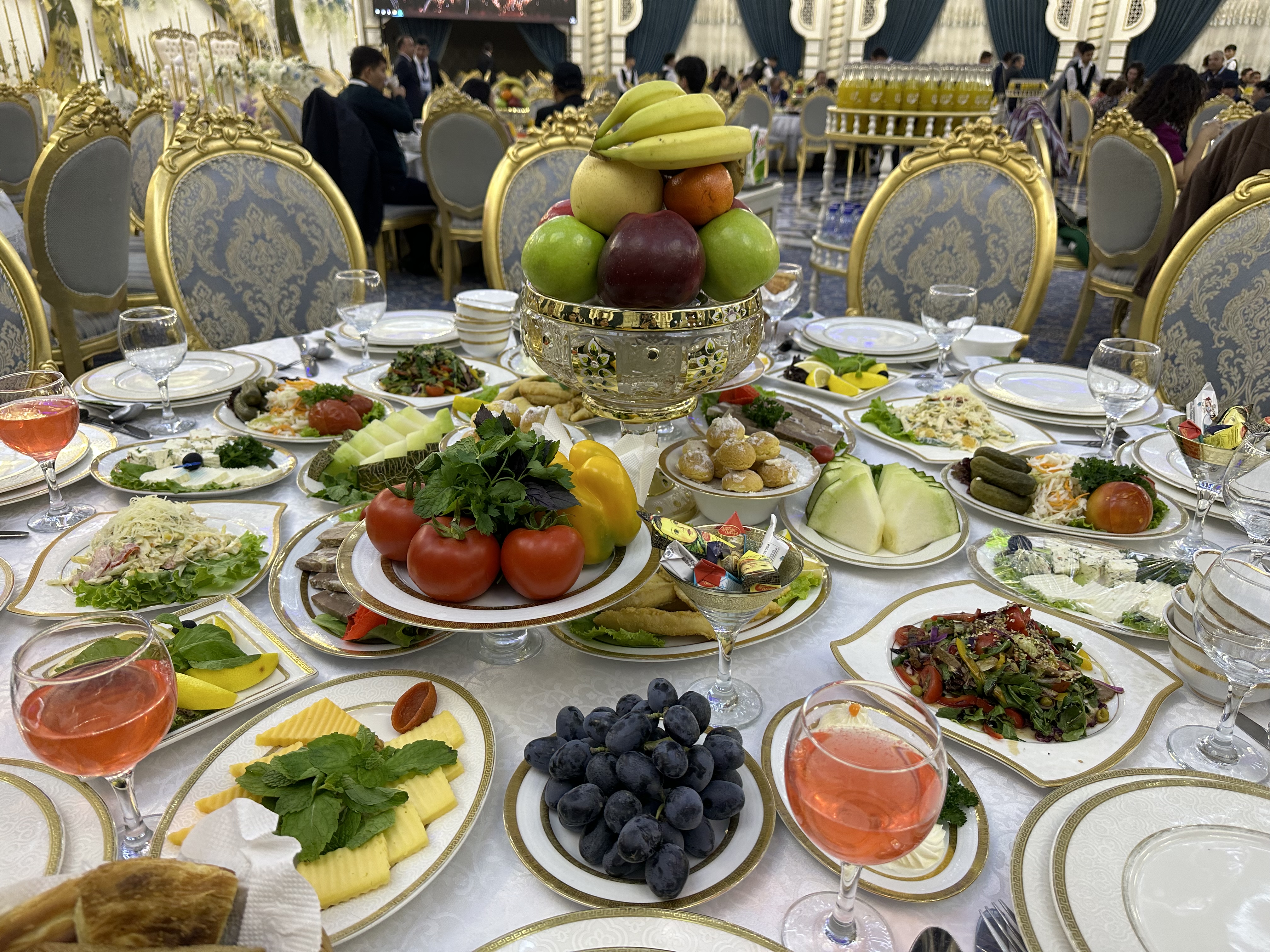 Uzbek cuisine in a restaurant in Salmahan consisting fruits, dried fruits, cheese and bread. Zheng Junfeng/CGTN