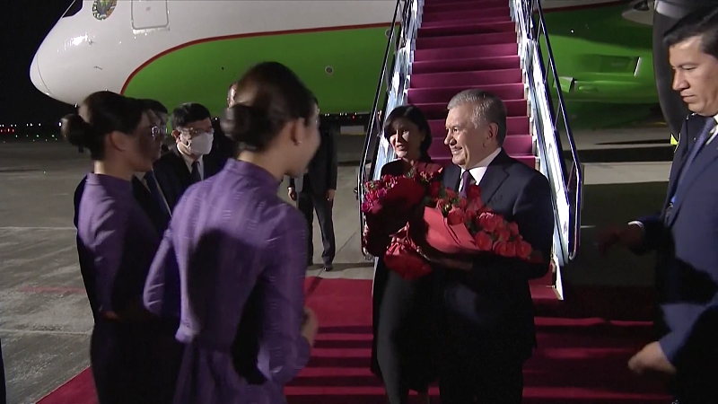 Uzbekistan's President Shavkat Mirziyoyev arrived at Xi'an Xianyang International Airport, China, May 18, 2023. /CFP
