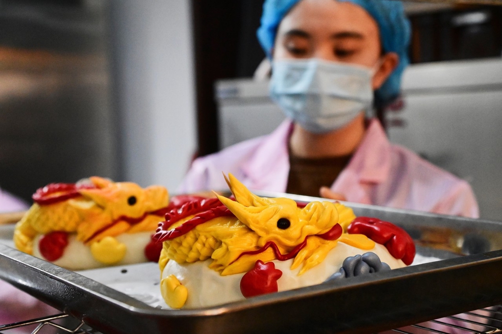 A photo shows Chinese dragon-topped flower buns at a bakery in Lanzhou, Gansu Province on January 22, 2024. /IC