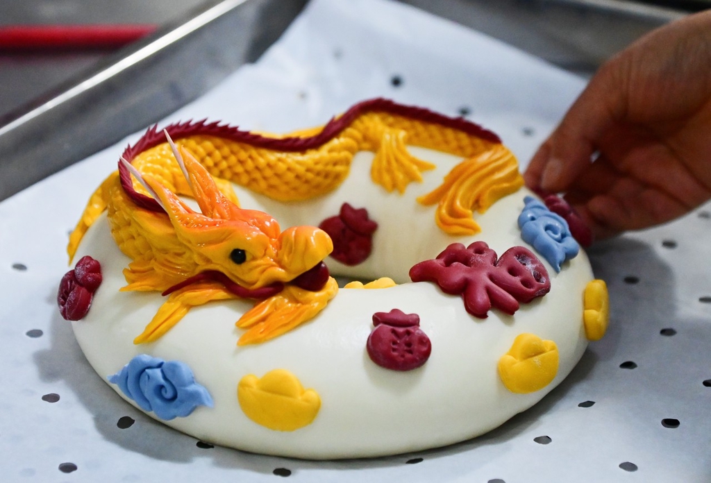 A photo shows a Chinese dragon-topped flower bun at a bakery in Lanzhou, Gansu Province on January 22, 2024. /IC