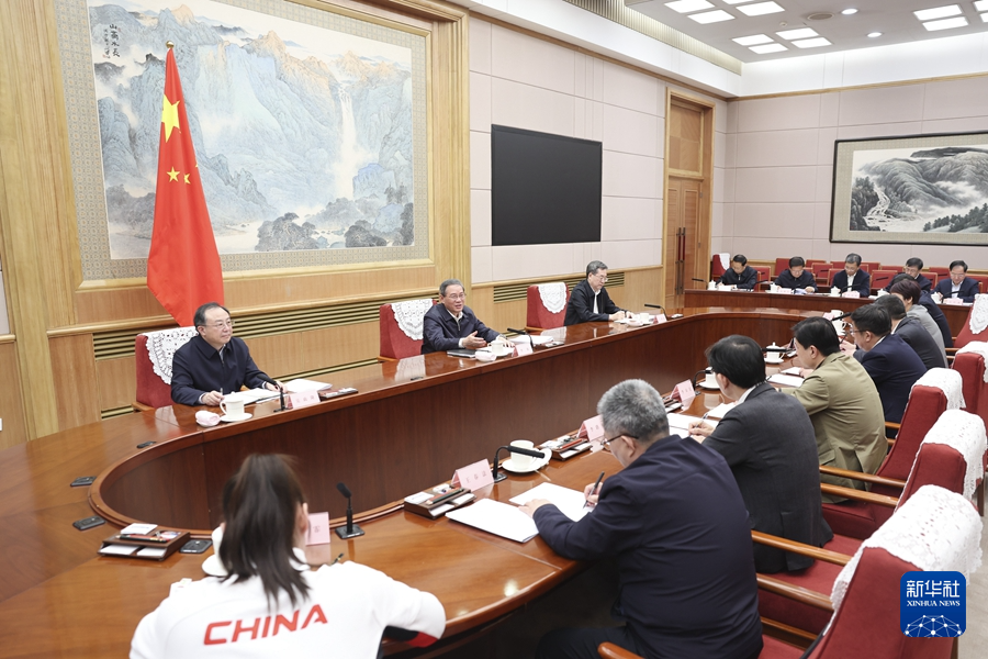 Chinese Premier Li Qiang chairs a seminar soliciting opinions on a draft government work report from experts, businesspeople and representatives in Beijing, China, January 23, 2024. /Xinhua