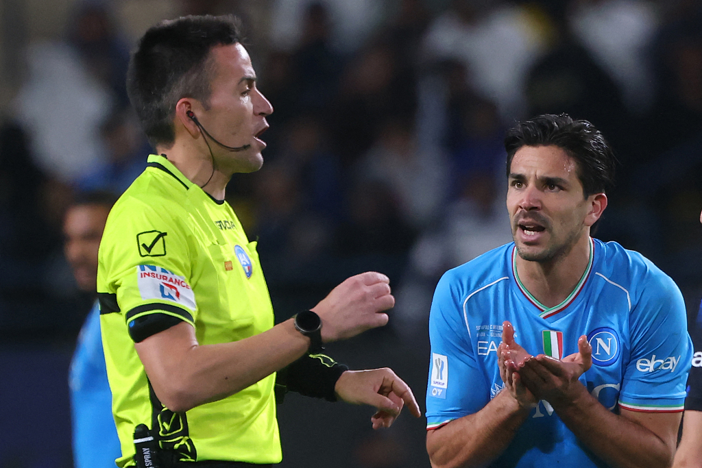 Napoli's Giovanni Simeone (R) argues with Italian referee Antonio Rapuano after receiving a red card during his team's clash with Inter Milan at Al-Awwal Stadium in Riyadh, Saudi Arabia, January 22, 2024. /CFP