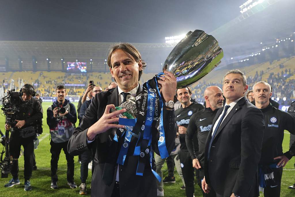 Inter Milan coach Simone Inzaghi carries the trophy after winning the Italian Super Cup at Al-Awwal Stadium in Riyadh, Saudi Arabia, January 22, 2024. /CFP