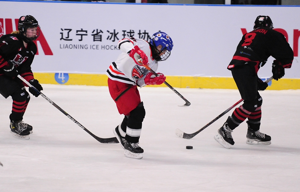 Players in action during the Youth Ice Hockey Invitational Competition in Shenyang, Liaoning Province, China, January 21, 2024. /CFP