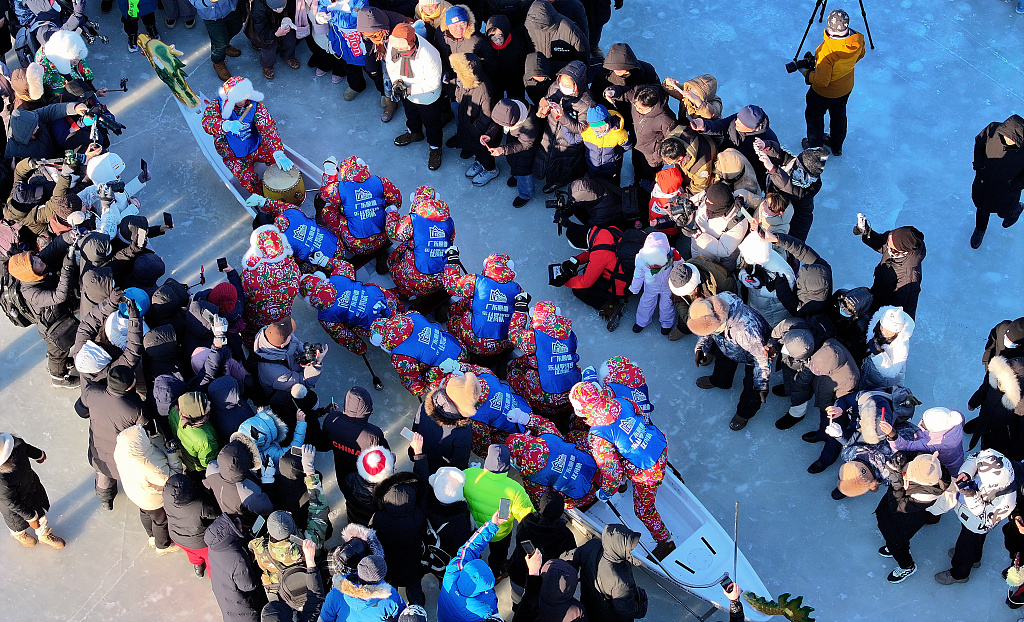 An aerial view of players getting on a dragon boat prior to their tug of war in Harbin, China, January 14, 2024. /CFP
