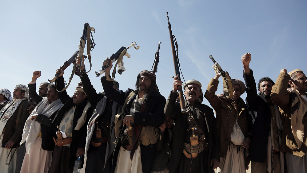 Yemen's Houthi followers lift their rifles and shout slogans as they attend a tribal rally and parade held against the United States-led aerial attacks on sites in Yemen, near Sanaa, Yemen, January 22, 2024. /CFP