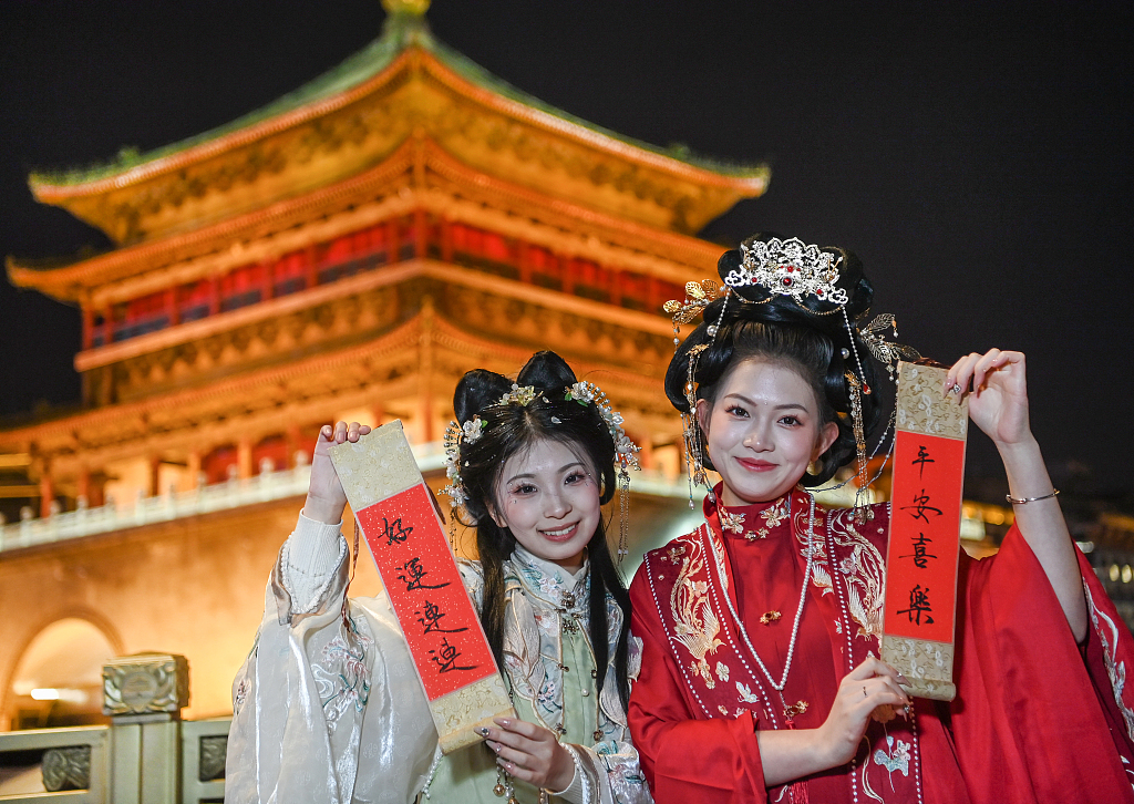 Visitors dressed in festive hanfu costumes pose for a picture in Xi’an on January 14, 2024. /CFP