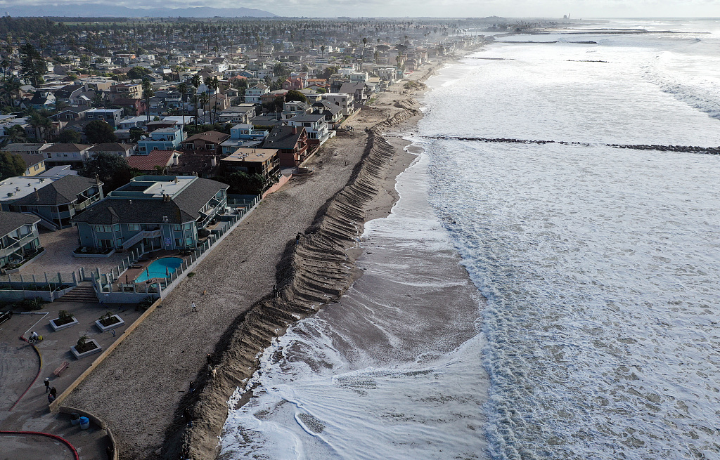 In an aerial view, a newly constructed sand berm protects against damaging surf in Ventura, California, the U.S., December 30, 2023. /CFP