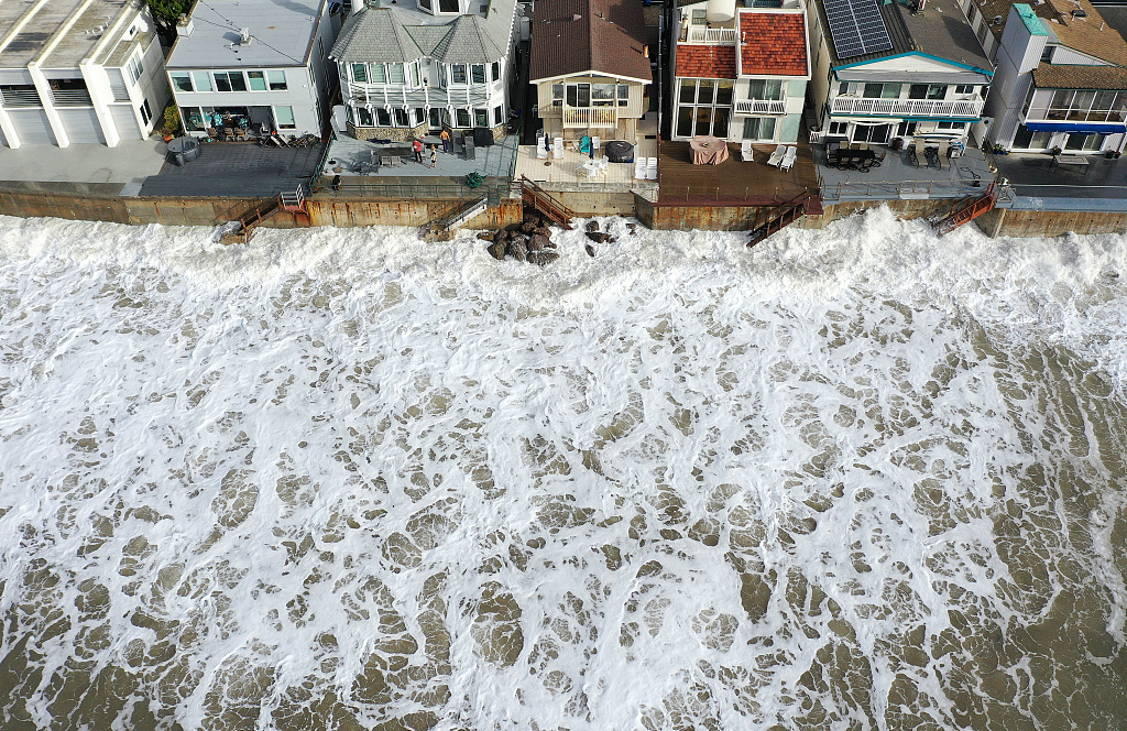 An aerial view of Pacific Ocean waves hitting a seawall protecting homes near Ventura, California, the U.S., December 30, 2023. /CFP