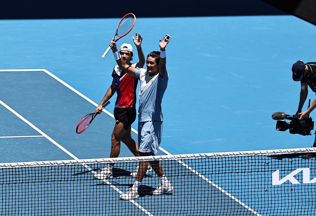 Zhang Zhizhen (R) and Tomas Machac greet fans after their victory in the men's doubles quarterfinal at Australian Open in Melbourne, January 23, 2024. /CFP