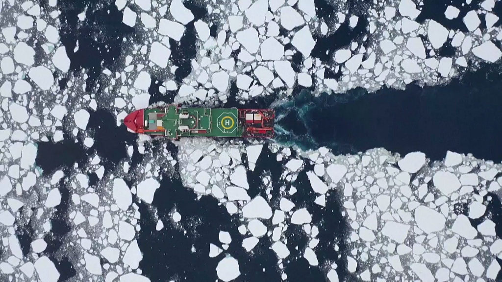 China's research icebreaker Xuelong-2 in the Amundsen Sea, January 6, 2024. /CFP