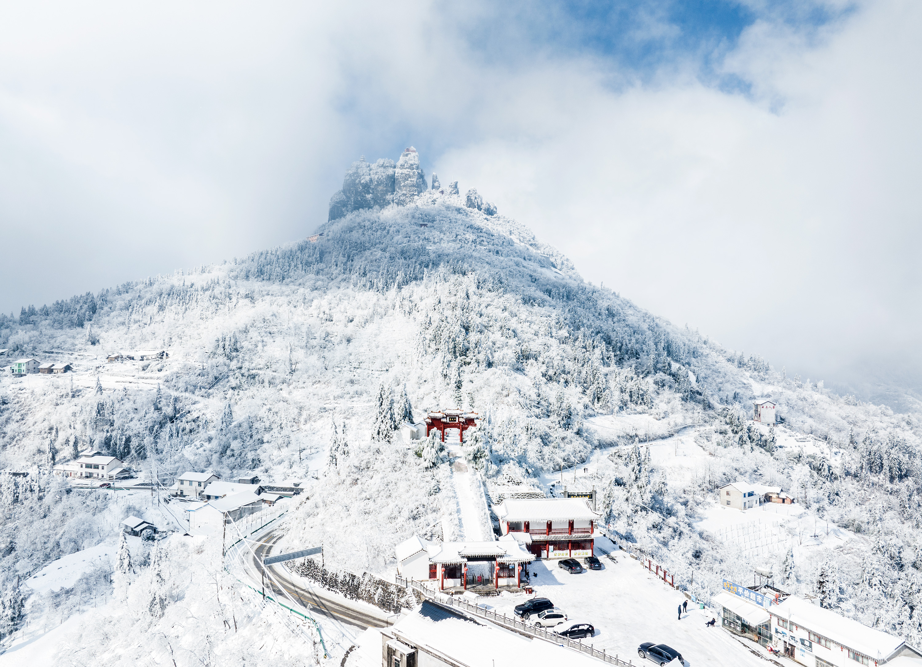 Snow-covered Tianzhu Mountain presents a stunning winter view in Yichang, Hubei Province, January 23, 2024. /IC