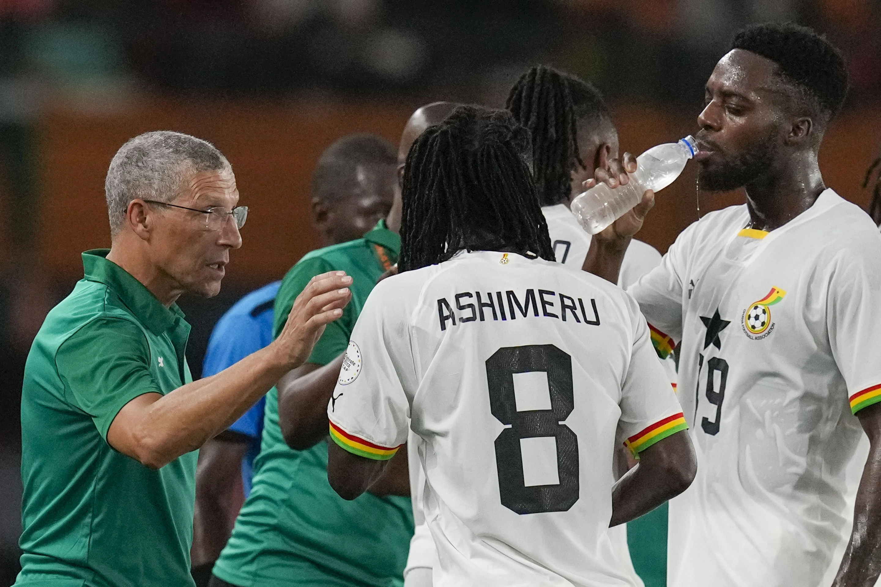 Chris Hughton (L), manager of Ghana, talks to his players during the game against Egypt at the Africa Cup of Nations at the Felix Houphouet-Boigny Stadium in Abidjan, Cote d'Ivoire, January 18, 2024. /AP