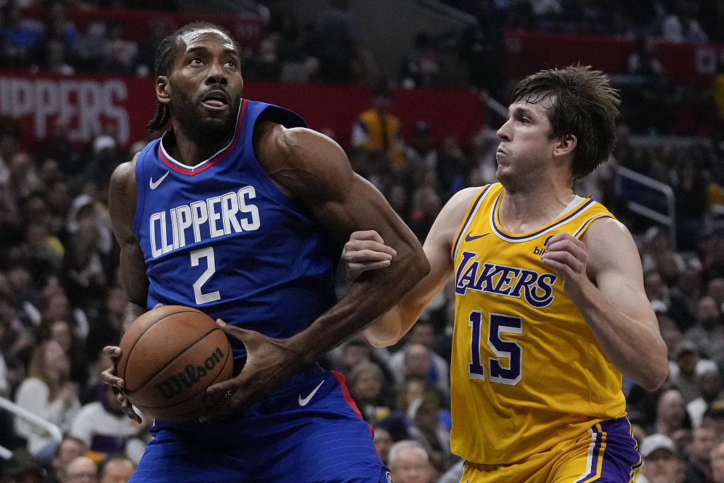 Kawhi Leonard (L) of the Los Angeles Clippers penetrates in the game against the Los Angeles Lakers at Crypto.com Arena in Los Angeles, California, January 23, 2024. /CFP