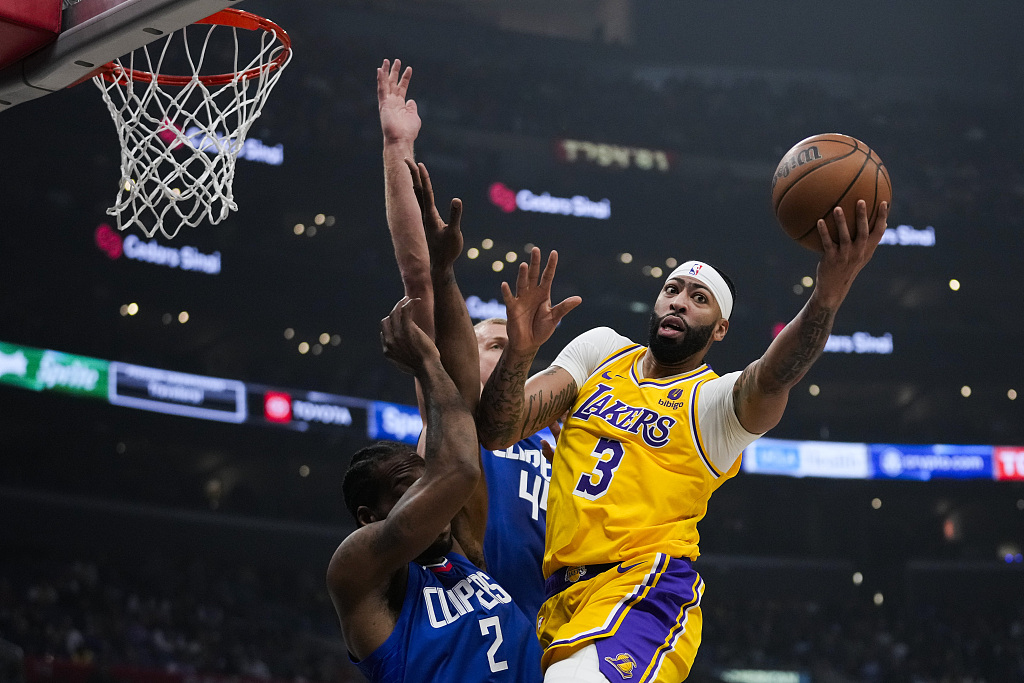 Anthony Davis (#3) of the Los Angeles Lakers drives toward the rim in the game against the Los Angeles Clippers at Crypto.com Arena in Los Angeles, California, January 23, 2024. /CFP