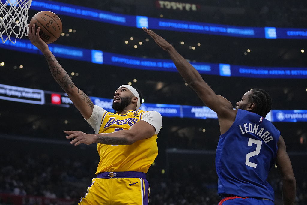 Kawhi Leonard (#2) of the Los Angeles Clippers tries to deflect a shot by Anthony Davis of the Los Angeles Lakers in the game at Crypto.com Arena in Los Angeles, California, January 23, 2024. /CFP