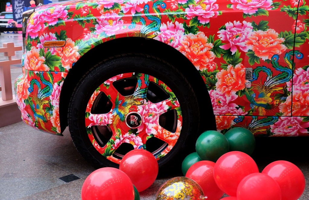 Photo taken on January 23, 2024 shows a flower pattern on a wheel cover at shopping mall in Shenyang, Liaoning Province. /IC