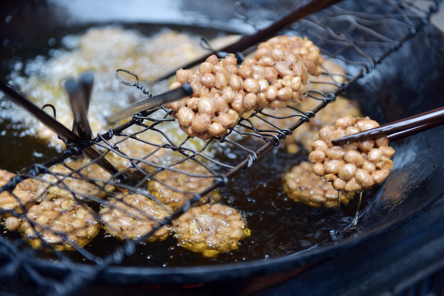 Wupo peanut cakes are fried in oil. /Photo provided to CGTN
