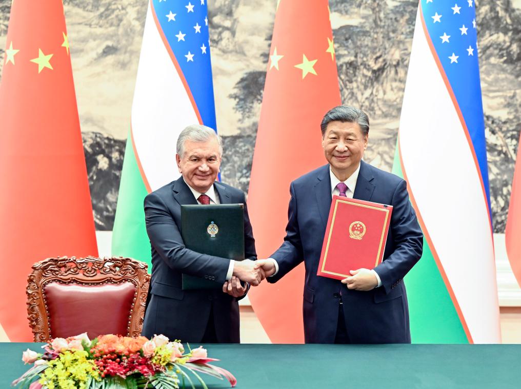 Chinese President Xi Jinping and President of the Republic of Uzbekistan Shavkat Mirziyoyev sign and issue a joint statement on the all-weather comprehensive strategic partnership for a new era following their talks at the Great Hall of the People in Beijing, capital of China, January 24, 2024. /Xinhua 