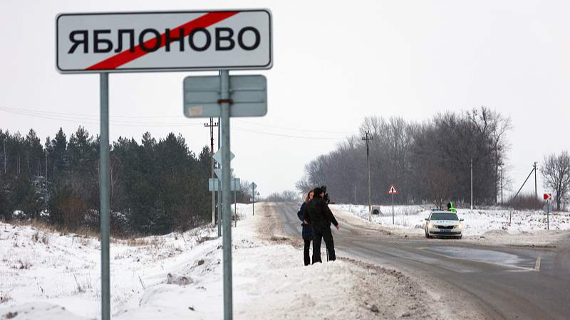 Journalists stand on a roadside outside the village of Yablonovo near the Russian Il-76 military transport plane crash site in the Belgorod region, Russia, January 24, 2024. /CFP
