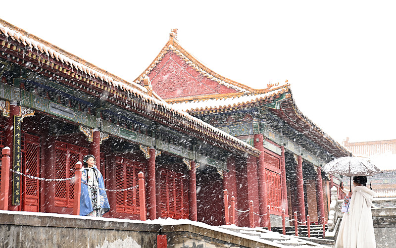 Visitors take photos of the snowfall in Dongyang, Zhejiang Province to capture the winter moment, January 22, 2024. /CFP