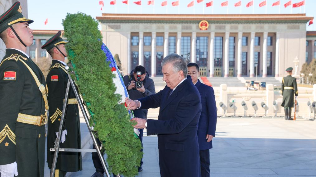 Uzbek President Shavkat Mirziyoyev lays a wreath at the Monument to the People's Heroes on the Tian'anmen Square in Beijing, capital of China, January 24, 2024. /Xinhua