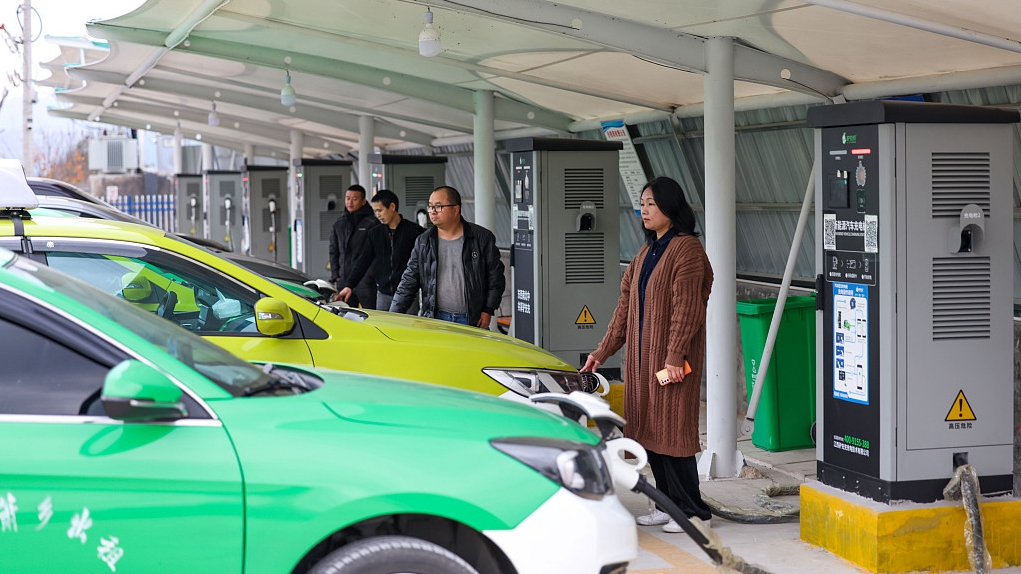 Drivers charging their new energy vehicles in Tongren, southwest China's Guizhou Province, December 2, 2023. /CFP