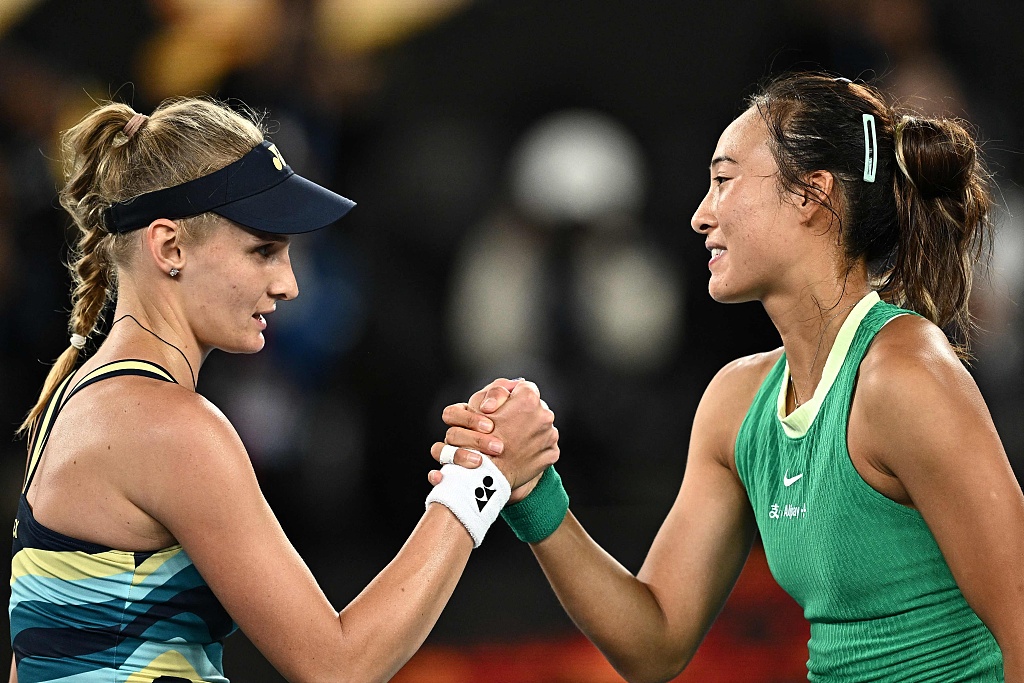 Zheng Qinwen (R) of China greets Dayana Yastremska of Ukraine after their singles semifinal at Australian Open in Melbourne, Australia, January 25, 2024. /CFP