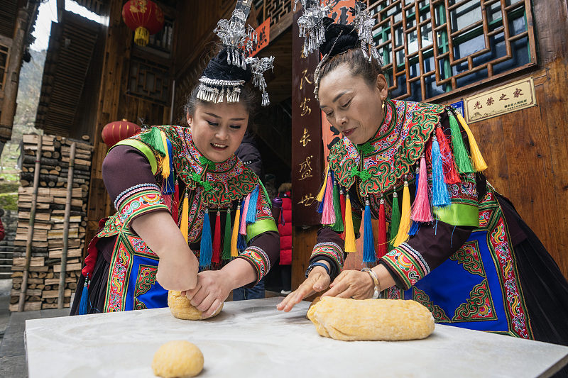 Dong women make local delicacies to celebrate New Year in Xuan'en County, Enshi Tujia and Miao Autonomous Prefecture, Hubei Province, January 24, 2024. /CFP